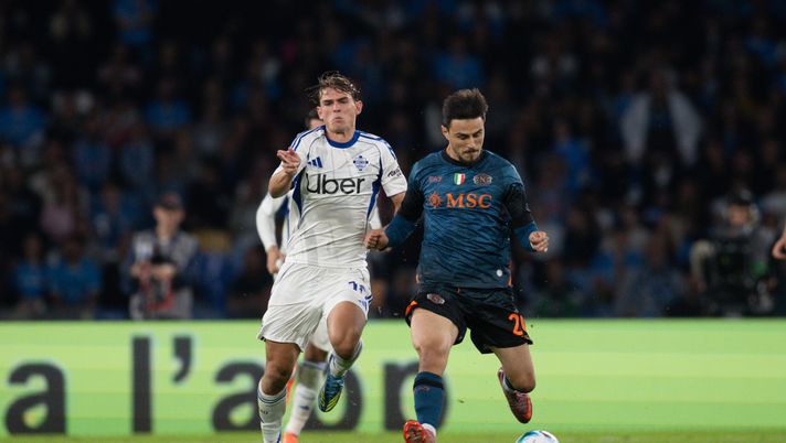 NAPLES, ITALY - NOVEMBER 01: Eljif Elmas in action during the Serie A match between SSC Napoli and Como 1907 at Stadio Diego Armando Maradona on November 01, 2025 in Naples, Italy. (Photo by SSC Napoli via Getty Images) Coppola: “Buon punto per il Napoli contro il Como, questa Serie A è equilibrata” - immagine 1