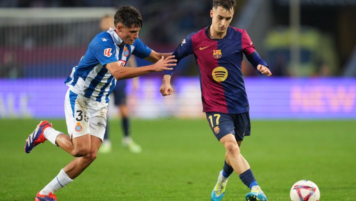 BARCELONA, SPAIN - NOVEMBER 03: Marc Casado of FC Barcelona runs with the ball whilst under pressure from Rafel Bauza of RCD Espanyol during the La Liga EA Sports match between FC Barcelona and RCD Espanyol at Estadi Olimpic Lluis Companys on November 03, 2024 in Barcelona, Spain. (Photo by Alex Caparros/Getty Images) Marc Casadò trova sempre meno spazio, possibile addio a fine stagione - immagine 1