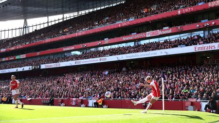 LONDON, ENGLAND - MARCH 03: A general view of the inside of the stadium as Beth Mead of Arsenal takes a corner kick during the Barclays Women's Super League match between Arsenal FC and Tottenham Hotspur at Emirates Stadium on March 03, 2024 in London, England. (Photo by Richard Heathcote/Getty Images)