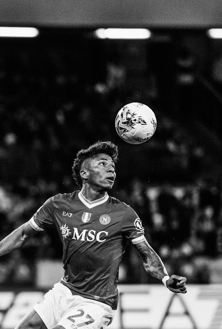 Apre McTominay, chiude Alisson Santos; nel mezzo, l'autorete di Terracciano e De Bruyne: una gara perfetta disputata venerdì sera dal Napoli di Antonio Conte contro la Cremonese, riassunta in 20 fotografie bianche e nere che vanno a comporre un post pubblicato in giornata dall'admin Instagram della compagine partenopea.