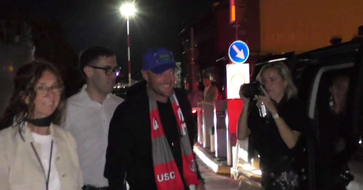 Cremonese, ecco Vardy: cori e abbracci dei tifosi al suo arrivo | VIDEO