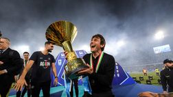 FOTO Conte, scatto con la coppa dello scudetto in compagnia dei due fratelli