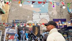 GALLERY “A’primm vot ngopp e quartier”, Spinazzola al murale di Maradona