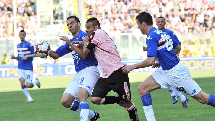 PALERMO, ITALY - MAY 09: Fabrizio Miccoli (C) of Palermo and Luciano Zauri (L) and Daniele Gastaldello (R) of Sampdoria compete for the ball during the Serie A match between US Citta di Palermo and UC Sampdoria at Stadio Renzo Barbera on May 9, 2010 in Palermo, Italy. (Photo by Tullio M. Puglia/Getty Images) Sampdoria Palermo