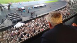 Brasile, Ancelotti si affaccia allo stadio: ovazione del pubblico | VIDEO