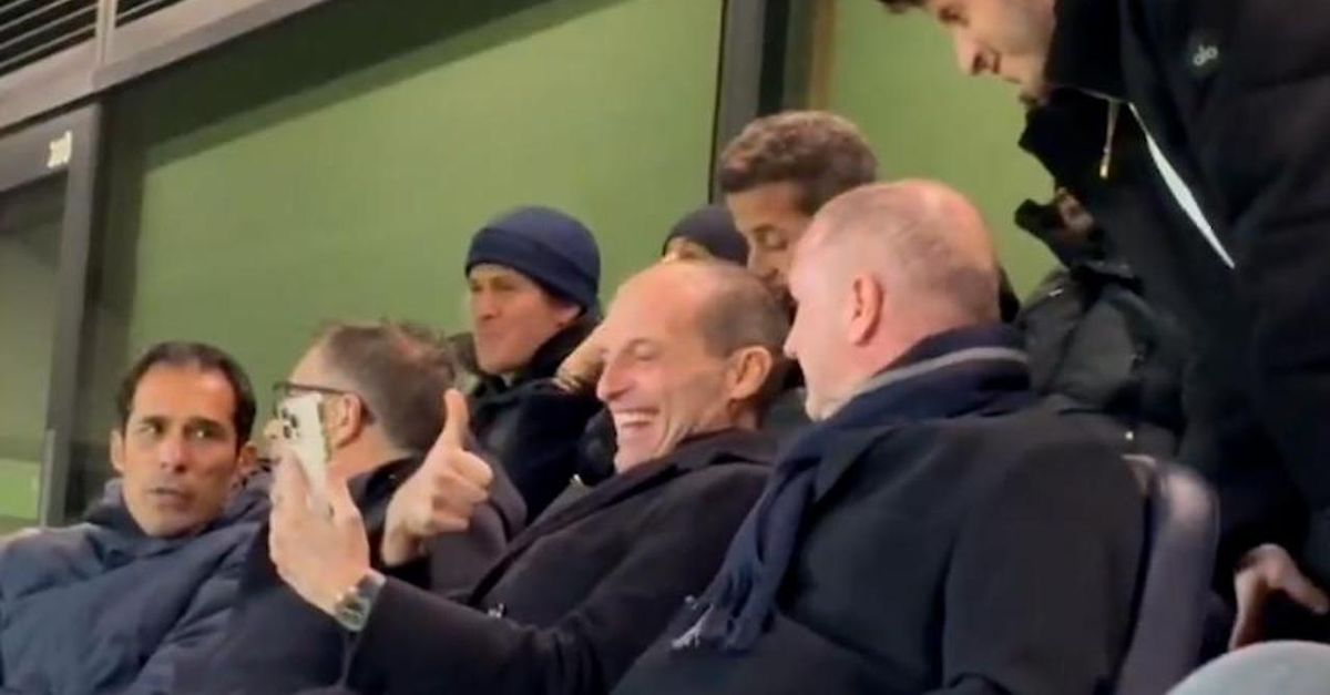 Allegri allo stadio, Pogba lo video chiama: reazione da ridere | VIDEO