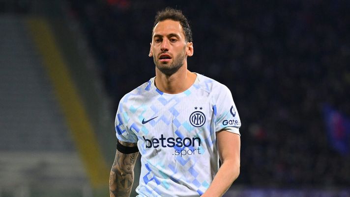 FLORENCE, ITALY - MARCH 22: Hakan Calhanoglu of FC Internazionale in action during the Serie A match between ACF Fiorentina and FC Internazionale at Artemio Franchi on March 22, 2026 in Florence, Italy. (Photo by Mattia Pistoia - Inter/Inter via Getty Images) Inter, Calhanoglu: “Como buona squadra, sarà dura! Gol alla Roma? Dico solo una cosa” - immagine 1