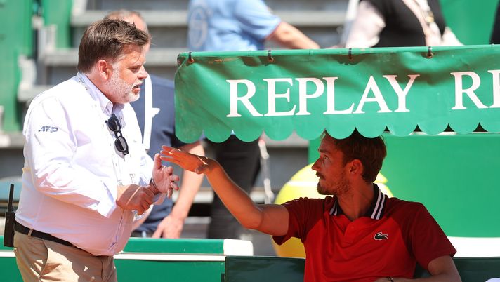 MONTE-CARLO, MONACO - APRIL 11: Daniil Medvedev argues with match referee Cedric Mourier after he threw his racket in anger to the back of the court and received a point deduction in his match against Karen Khachanov during day five of the Rolex Monte-Carlo Masters at Monte-Carlo Country Club on April 11, 2024 in Monte-Carlo, Monaco. (Photo by Julian Finney/Getty Images) Dalle monetine contro l’arbitro alle racchette distrutte: le follie di Medvedev - immagine 1