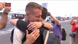 VIDEO / Immobile parte per la Turchia. Un tifoso lo abbraccia in lacrime