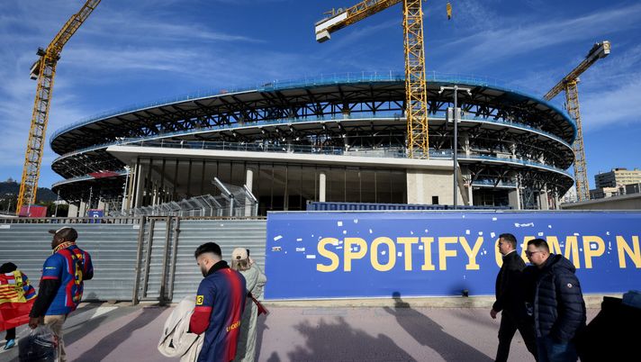 BARCELONA, SPAIN - NOVEMBER 22: Fans arrive at the stadium for the first time since its closure for redevelopment, prior to the LaLiga EA Sports match between FC Barcelona and Athletic Club at Spotify Camp Nou on November 22, 2025 in Barcelona, Spain. (Photo by David Ramos/Getty Images) Barcellona, il giorno del ritorno al Camp Nou: oggi la sfida con l’Athletic - immagine 1