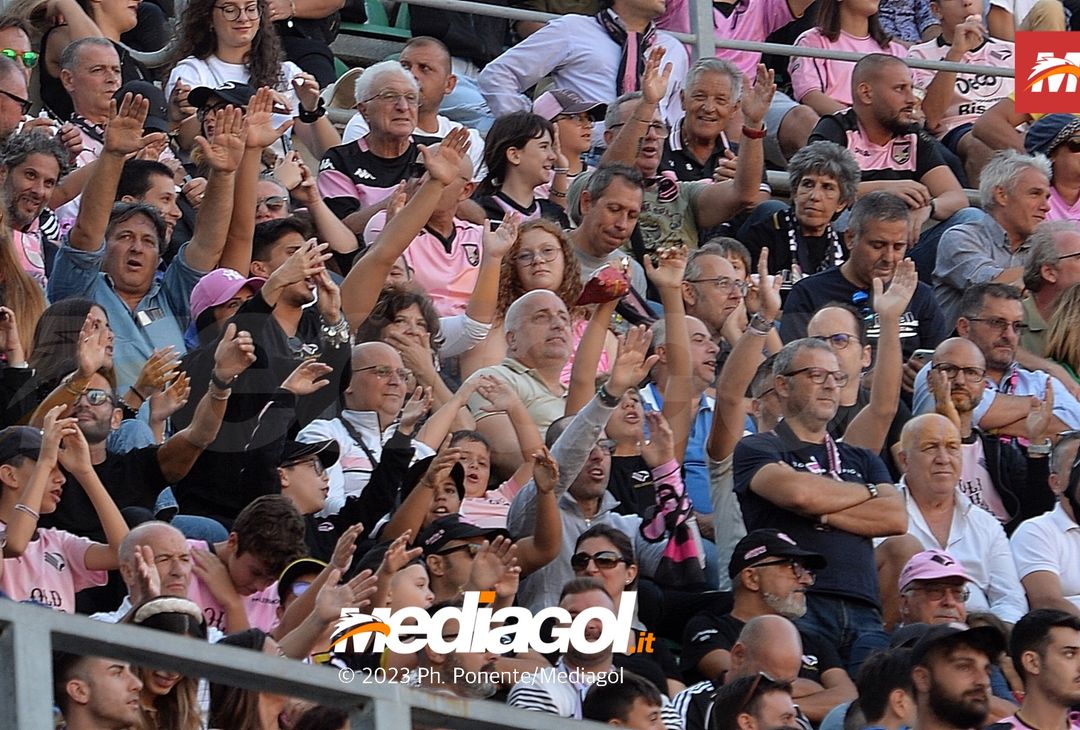 FOTOTIFO Palermo-Lecco, gli scatti ai tifosi al “Renzo Barbera” (GALLERY) - immagine 151