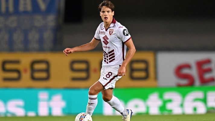 VERONA, ITALY - SEPTEMBER 20: Samuele Ricci of Torino FC in action during the Serie A match between Verona and Torino at Stadio Marcantonio Bentegodi on September 20, 2024 in Verona, Italy. (Photo by Alessandro Sabattini/Getty Images)  milan-samuele-ricci-accordo-totale-torino-calciomercato-trattative-milioni