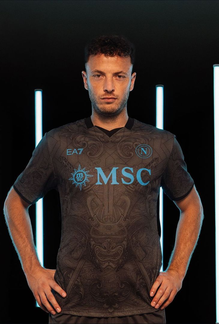 GALLERY La terza maglia del Napoli è disponibile negli store ufficiali - immagine 7