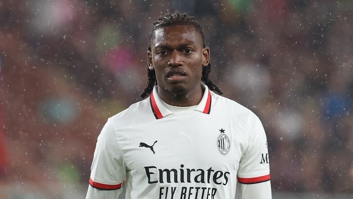 GENOA, ITALY - MAY 05: Rafael Leao of AC Milan in action during the Serie A match between Genoa and AC Milan at Stadio Luigi Ferraris on May 05, 2025 in Genoa, Italy. (Photo by Claudio Villa/AC Milan via Getty Images) BREAKING – Milan, giallo pesante per Leao: era diffidato, salta la prossima per squalifica - immagine 1