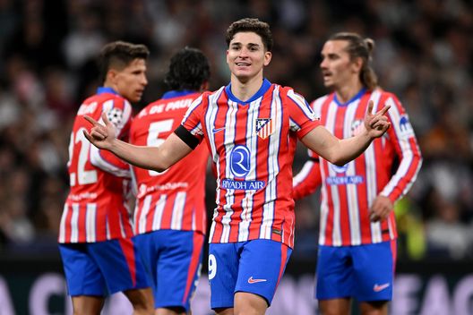 Julian Alvarez esulta dopo il gol spettacolare che regala il pareggio all'Atletico Madrid nel corso della sfida di Champions League contro il Real Madrid (Foto di Denis Doyle/ Getty Images) Atletico Madrid in difficoltà a Los Angeles: coprifuoco e disordini prima del Mondiale- immagine 2