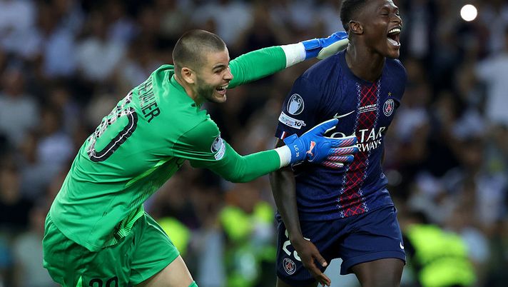 UDINE, ITALY - AUGUST 13: Nuno Mendes of Paris Saint-Germain celebrates scoring the teams winning penalty with teammate Lucas Chevalier following the UEFA Super Cup 2025 match between Paris Saint-Germain and Tottenham Hotspur at Stadio Friuli on August 13, 2025 in Udine, Italy. (Photo by Claudio Villa/Getty Images) PSG-Tottenham, Supercoppa Uefa ai parigini: decide il rigore di Mendes - immagine 1