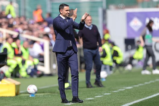 FLORENCE, ITALY - MARCH 30: Head coach Raffaelel Palladino manager of ACF Fiorentina claps during the Serie A match between Fiorentina and Atalanta at Stadio Artemio Franchi on March 30, 2025 in Florence, Italy. (Photo by Gabriele Maltinti/Getty Images) Battere l’Atalanta giocando alti: la mossa tattica straordinaria di Palladino- immagine 2