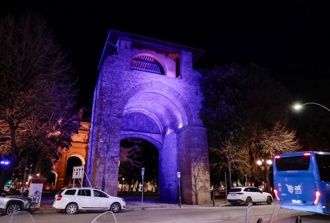 FOTO VN – Firenze ricorda Commisso: tutte le porte della città diventano viola - immagine 2