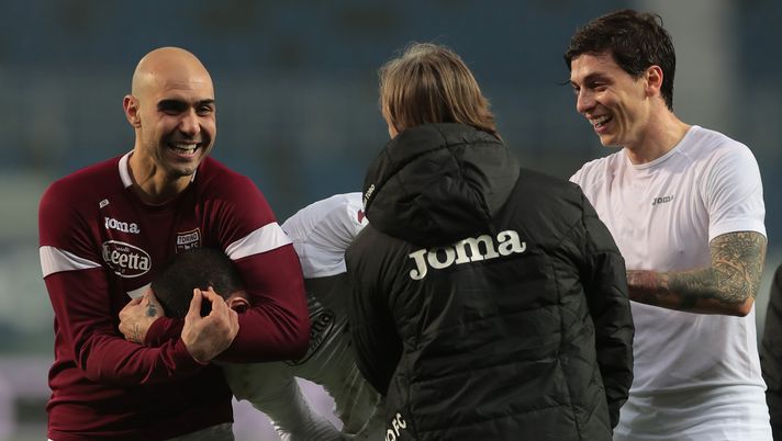 BERGAMO, ITALY - FEBRUARY 06: Federico Bonazzoli of Torino FC celebrates with his teammates Simone Zaza (L) Daniele Baselli (R) and with his coach Davide Nicola at the end of the Serie A match between Atalanta BC and Torino FC at Gewiss Stadium on February 06, 2021 in Bergamo, Italy. (Photo by Emilio Andreoli/Getty Images) Zaza, Verdi e Bonazzoli: contro il Genoa un’altra chance in attesa di Sanabria - immagine 1