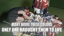 Milan, Ibrahimovic mostra tutte le sue maglie e lancia una frecciatina | VIDEO