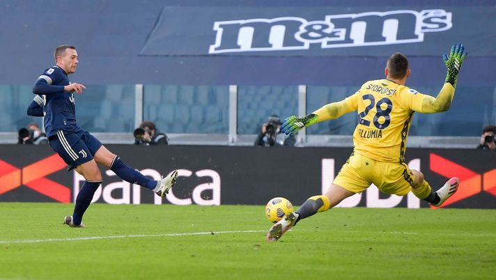 TURIN, ITALY - JANUARY 24: Federico Bernardeschi of Juventus kicks the ball and Bologna goalkeeper Lukasz Skorupski stop a shot during the Serie A match between Juventus and Bologna FC at Allianz Stadium on January 24, 2021 in Turin, Italy. (Photo by Daniele Badolato - Juventus FC/Juventus FC via Getty Images) Cor Sport – Skorupski, c’è sempre una prima volta: in carriera non ha mai vinto contro la Juve - immagine 1