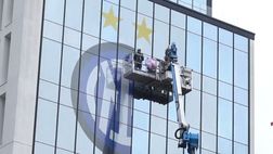 VIDEO/ Inter, le due stelle anche sulla facciata della sede: come ci sono arrivate