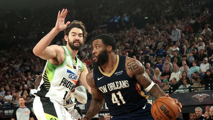 MELBOURNE, AUSTRALIA - OCTOBER 05: Saddiq Bey of the Pelicans handles the ball against Jordan Hunter of SE Phoenix during the NBAxNBL match between South East Melbourne Phoenix and New Orleans Pelicans at Rod Laver Arena on October 05, 2025 in Melbourne, Australia. (Photo by Kelly Defina/Getty Images) Pelicans-Blazers live: streaming gratis e diretta TV del match di NBA - immagine 1