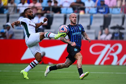 Federico Dimarco lotta per il pallone durante la partita degli ottavi di finale della Coppa del Mondo per Club FIFA 2025 tra Inter e Fluminense al Bank of America Stadium il 30 giugno 2025 a Charlotte, Carolina del Nord. (Foto di Mattia Ozbot - Inter/Inter tramite Getty Images) Inter-Fluminense 0 a 2, l’epilogo della stagione dei nerazzurri: cosa rimane a Chivu- immagine 3