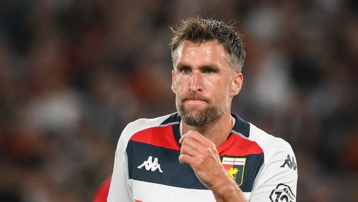 ROME, ITALY - MAY 19: Kevin Strootman of Genoa CFC during the Serie A TIM match between AS Roma and Genoa CFC at Stadio Olimpico on May 19, 2024 in Rome, Italy. (Photo by Fabio Rossi/AS Roma via Getty Images) Strootman: “A Roma gli anni più belli della mia carriera. Emozionante tornare qui” - immagine 1