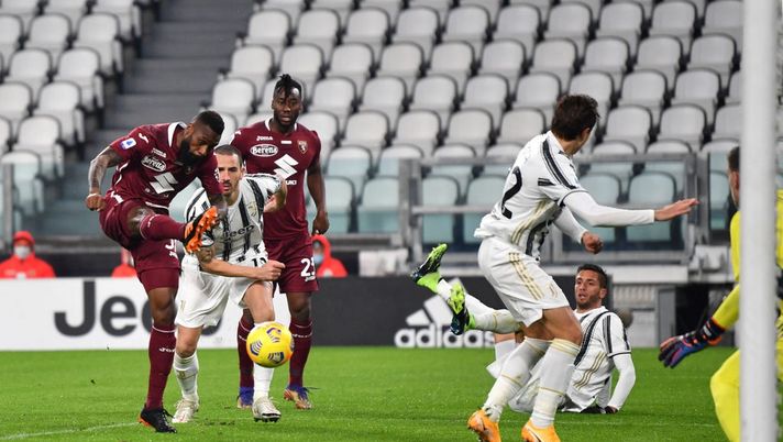 TURIN, ITALY - DECEMBER 05: Nicolas Nkoulou of Torino FC scores his team's first goal during the Serie A match between Juventus and Torino FC at Allianz Stadium on December 05, 2020 in Turin, Italy. Football Stadiums around Italy remain empty due to the Coronavirus Pandemic as Government social distancing laws prohibit fans inside venues resulting in fixtures being played behind closed doors. (Photo by Valerio Pennicino/Getty Images) Toro, per Nkoulou ritorno agrodolce: il gol non basta se la linea difensiva sbaglia - immagine 1