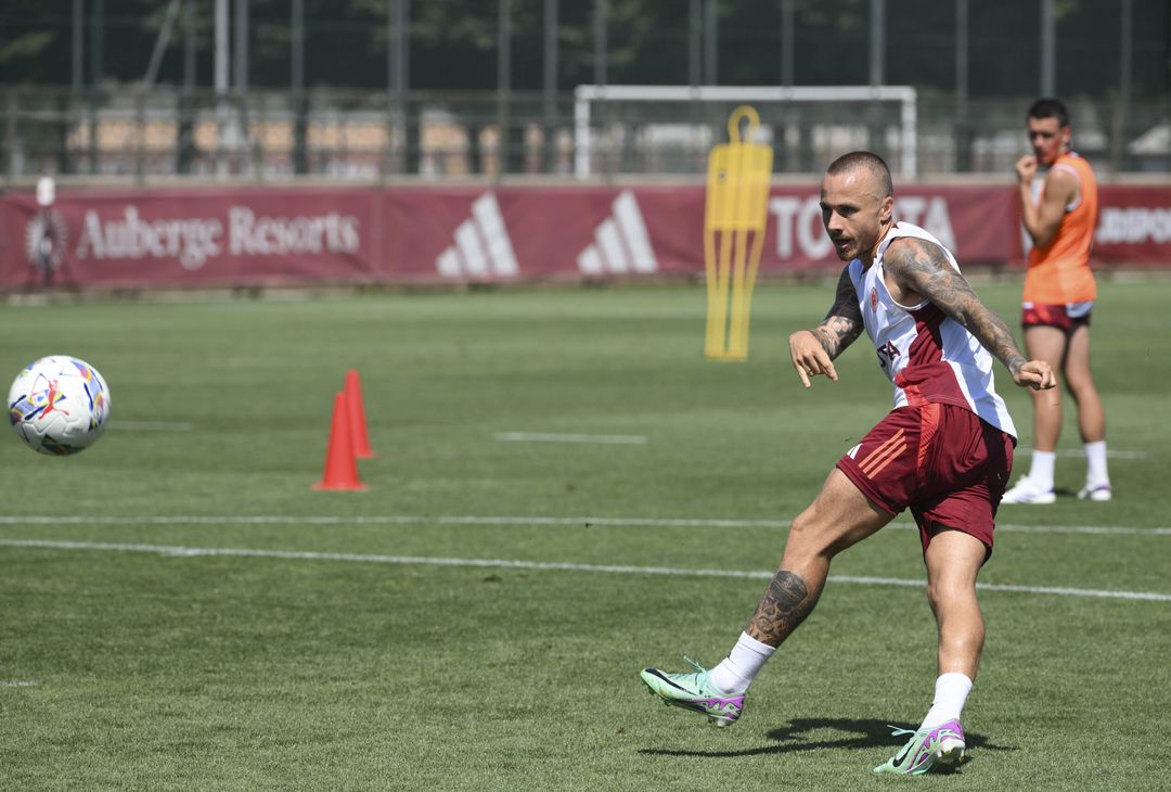 Ritiro Roma, lavoro sul campo e in palestra a Trigoria – FOTO GALLERY - immagine 15
