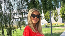 Relax per Diletta con Aria. La Leotta a spasso con la figlia: “Passeggiatina in tre”
