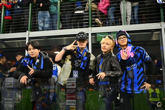 Inter, ieri a San Siro anche il gruppo K-pop coreano Ateez. Maglia personalizzato per la band- immagine 2
