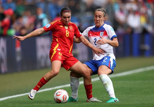 BASILEA, SVIZZERA - 27 LUGLIO: Mariona Caldentey della Spagna controlla la palla mentre è pressata da Lucy Bronze dell'Inghilterra durante la finale di UEFA Women's EURO 2025 tra Inghilterra e Spagna al St. Jakob-Park il 27 luglio 2025 a Basilea, Svizzera. (Foto di Eddie Keogh/Getty Images) Inghilterra, la rivelazione shock di Lucy Bronze: “Ho giocato l’Europeo con una frattura alla tibia”- immagine 2