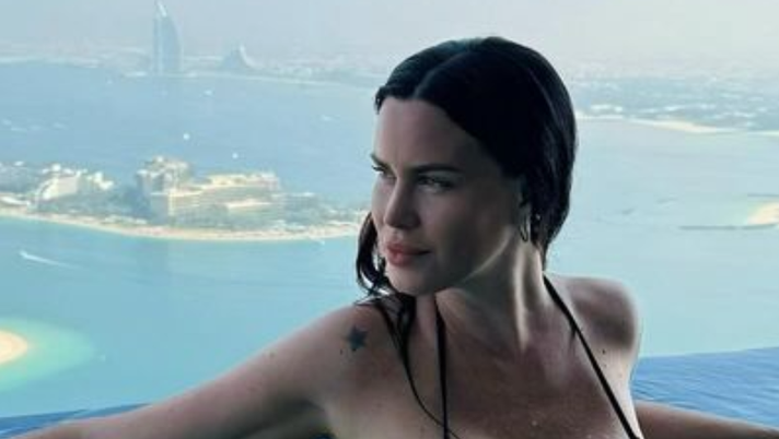 Lady Zarate, che spettacolo! Natalie Weber incanta in bikini: forme super sexy - immagine 1