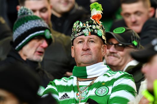 GLASGOW, SCOZIA - 2 GENNAIO: I tifosi mostrano il loro sostegno prima della partita di Premiership scozzese tra Rangers FC e Celtic FC, il 2 gennaio 2023 a Glasgow, Scozia. (Foto di Mark Runnacles/Getty Images) Gesto vergognoso all’Old Firm: tifoso del Celtic licenziato in diretta TV- immagine 2