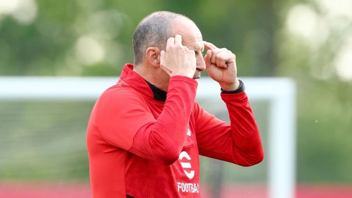 Massimiliano Allegri, allenatore AC Milan, qui durante una seduta di allenamento con i rossoneri a Milanello