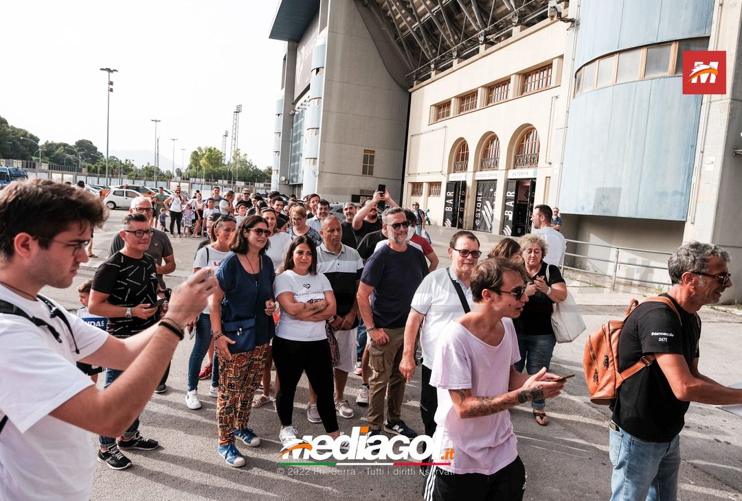 FOTO Palermo, le impronte rosa sul murales del ‘Renzo Barbera’ (Gallery) - immagine 13