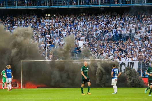 I fumogeni lanciati al campo al 77' (Photo by Foto Olimpik/NurPhoto via Getty Images) Legia Varsavia-Lech Poznan: quello storico scudetto 2018 vinto a tavolino- immagine 2