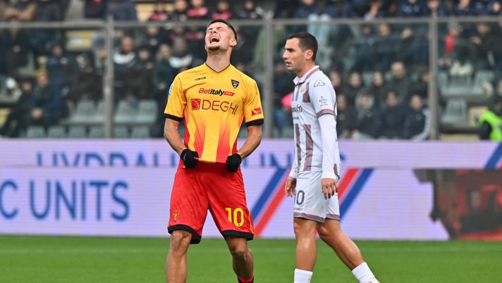 CREMONA, ITALY - DECEMBER 07: Medon Berisha of US Lecce reacts during the Serie A match between US Cremonese and US Lecce at Stadio Giovanni Zini on December 07, 2025 in Cremona, Italy. (Photo by Marco M. Mantovani/Getty Images) Lotta salvezza: tegola per il Lecce. Il 10 Berisha fuori in lacrime - immagine 1