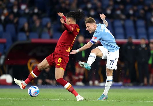 ROME, ITALY - MARCH 20: Ciro Immobile of SS Lazio shoots whilst under pressure from Chris Smalling of AS Roma during the Serie A match between AS Roma and SS Lazio at Stadio Olimpico on March 20, 2022 in Rome, Italy. (Photo by Paolo Bruno/Getty Images)