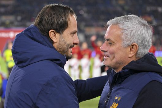 ROME, ITALY - JANUARY 12: AS Roma coach Josè Mourinho (R) and Genoa CFC coach Alberto Gilardino greet prior the Coppa Italia match between AS Roma and Genoa CFC at Stadio Olimpico on January 12, 2023 in Rome, Italy. (Photo by Fabio Rossi/AS Roma via Getty Images) Il Genoa vicino a regalare Retegui a Gilardino, si punta a chiudere- immagine 2