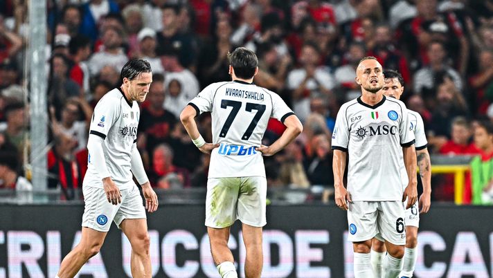 GENOA, ITALY - SEPTEMBER 16: Piotr Zielinski (left), Khvicha Kvaratskhelia, Stanislav Lobotka and Mario Rui of Napoli react with disappointment after Mateo Retegui of Genoa has scored a goal during the Serie A TIM match between Genoa CFC and SSC Napoli at Stadio Luigi Ferraris on September 16, 2023 in Genoa, Italy. (Photo by Simone Arveda/Getty Images) Ripartire dopo lo scudetto, Napoli fra i peggiori avvii da campione dal 1990: il dato - immagine 1