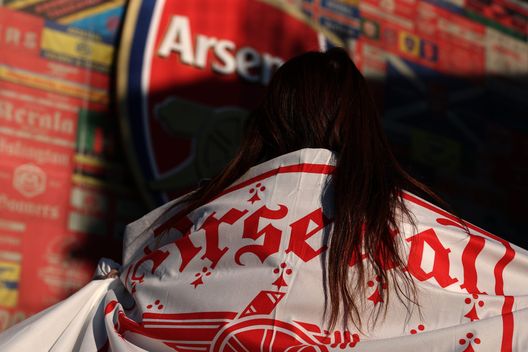Un tifoso con una bandiera prima della partita di Premier League tra Arsenal FC e Manchester City FC all'Emirates Stadium il 2 febbraio 2025 a Londra, Inghilterra. (Foto di Alex Pantling/Getty Images) Gunners contro Magpies: la storia dei soprannomi di Arsenal-Newcastle- immagine 4