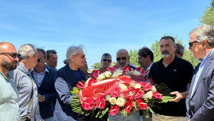 Roma, tanti ex calciatori e la Salernitana in visita alla cappella di Di Bartolomei Roma, tanti ex calciatori e la Salernitana in visita alla cappella di Di Bartolomei - immagine 1