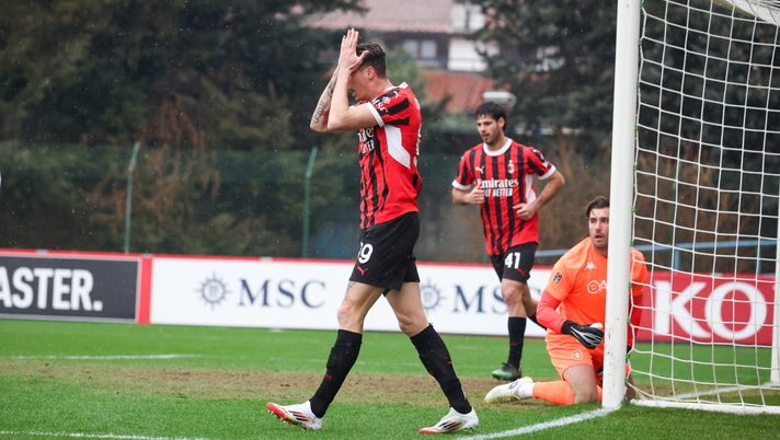 SOLBIATE ARNO, ITALY - FEBRUARY 08: Andrea Magrassi of Milan Futuro reacts after missing the chance of a goal during the Serie C match between Milan Futuro and Lucchese at Stadio Felice Chinetti on February 08, 2025 in Solbiate Arno, Italy. (Photo by Sara Cavallini/AC Milan via Getty Images)  Milan Futuro-Lucchese-sconfitta pesante-Bonera-rischia