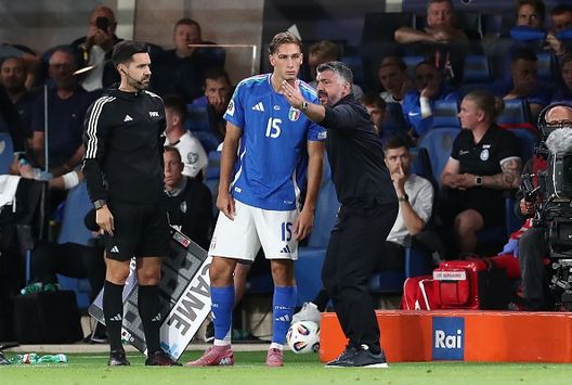 Il ct dell'Italia Gennaro Gattuso impartisce istruzioni al suo giocatore Francesco Pio Esposito durante la partita di qualificazione alla Coppa del Mondo FIFA 2026 tra Italia ed Estonia allo Stadio di Bergamo il 5 settembre 2025 a Bergamo, Italia. (Foto di FIGC/FIGC tramite Getty Images) Gattuso, buona la prima: che sia l’inizio di uno splendido percorso italiano- immagine 3