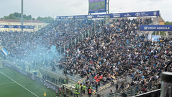 Pandemonio azzurro al Tardini: i tifosi partenopei sono uno spettacolo! – LA GALLERY