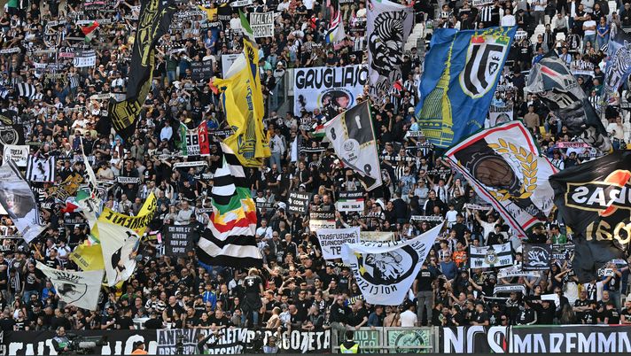 TURIN, ITALY - MAY 17: Fans of Juventus during the Serie A match between Juventus FC and ACF Fiorentina at Allianz Stadium on May 17, 2026 in Turin, Italy. (Photo by Chris Ricco/Getty Images) Derby della Mole con polemiche, i Drughi della Juve citano… Maradona! La nota - immagine 1