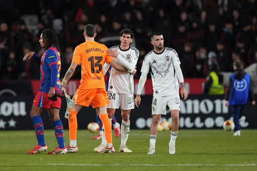 ALBACETE, SPAGNA - 03 FEBBRAIO: Joan Garcia del FC Barcelona e Jesus Vallejo di Albacete Balompie interagiscono dopo la partita finale del quarto di Copa del Rey tra Albacete Balompie e FC Barcelona all'Estadio Carlos Belmonte il 03 febbraio 2026 ad Albacete, Spagna. (Foto di Angel Martinez/Getty Images) Joan Garcia, la prima volta con la Spagna: “Il Mondiale? Sarei entusiasta”- immagine 2